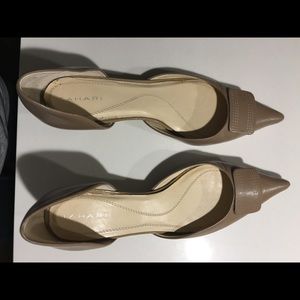 Tahari leather ladies size 10 kitten heel shoes